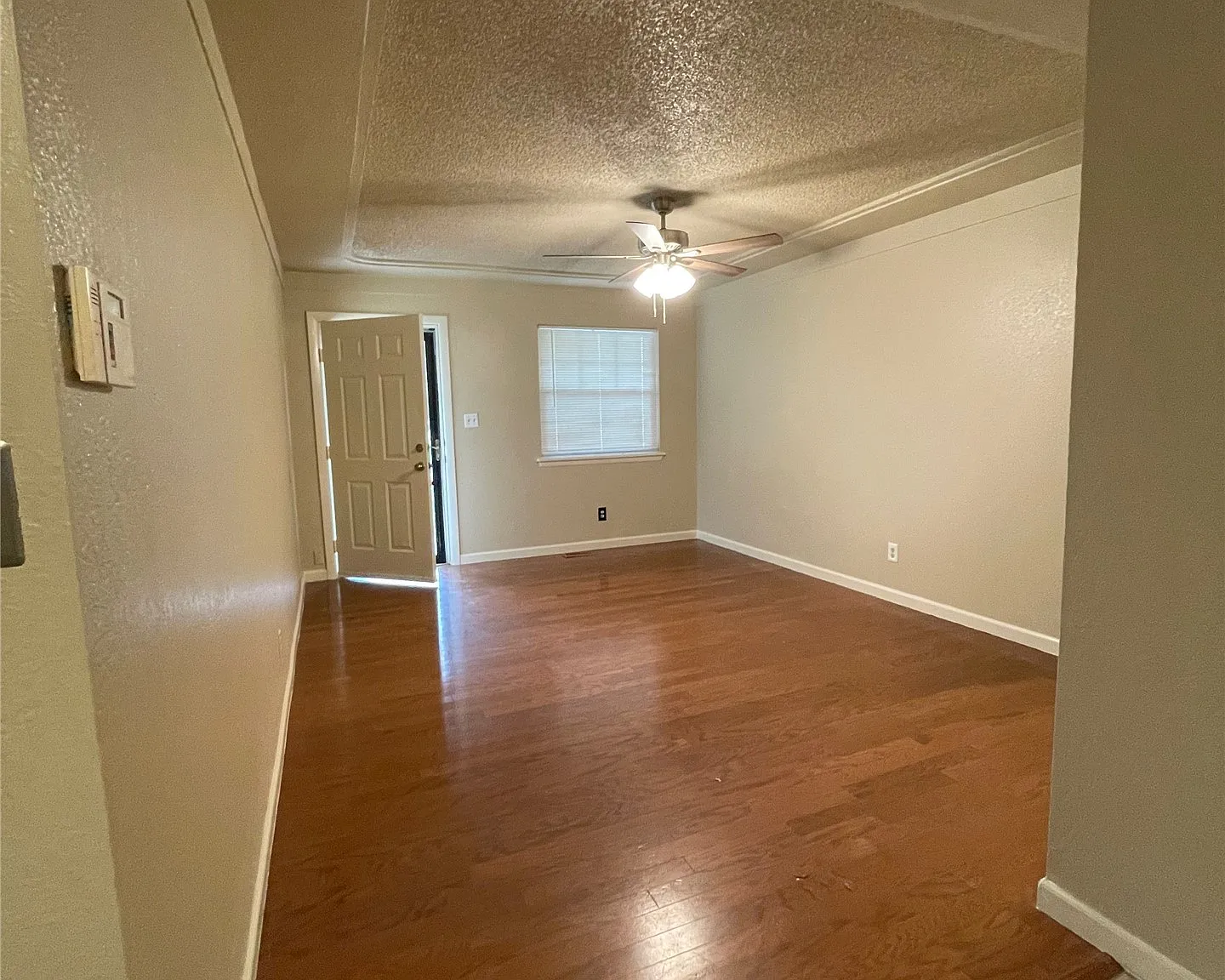 3 bed, 2.0 bath, 1042 sqft, $1,700 — Photo 4