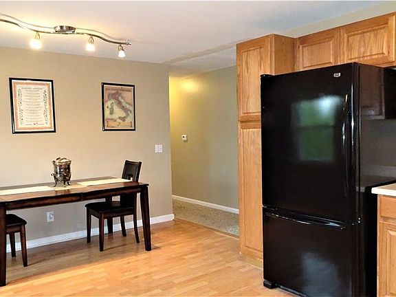 3rd image of 39 Regina Dr