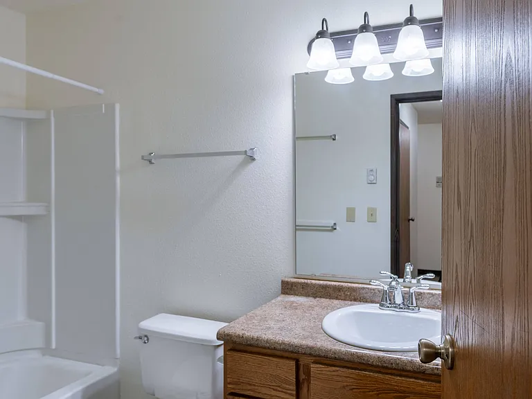 Fargo, ND Prairiewood Courts Apartments | Bathroom