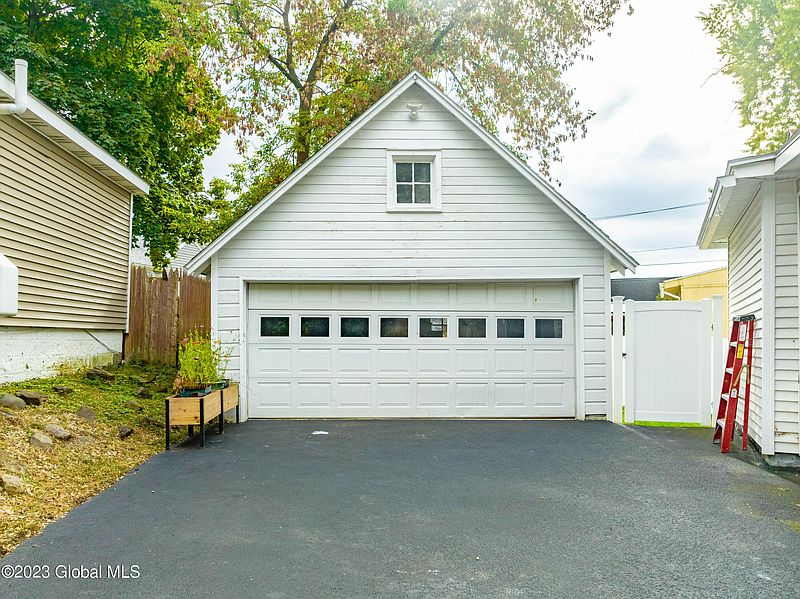 3rd image of 248 Hampton Avenue