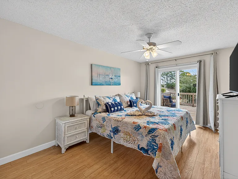Master bedroom (king bed)