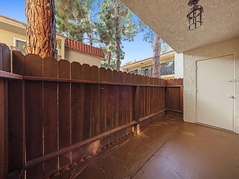 Los Patos Apartments — Photo 34