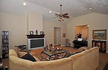 3rd image of 4827 Holladay Blvd