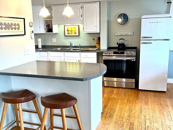 Comfortable barstools and island for cooking prep