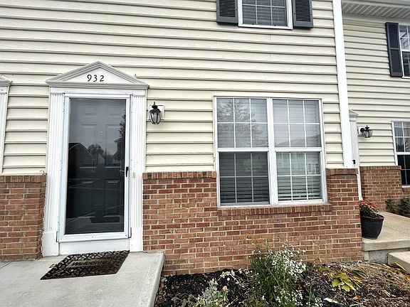 3rd image of 932 Charleston Way Ave