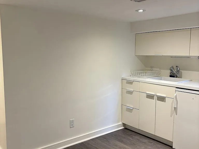 16 Montrose Ave #BASEMENT — Photo 11
