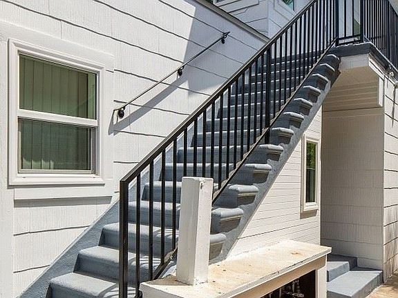 4th image of 1147 E 1st St #7312318