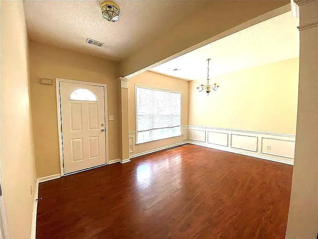 3 bed, 2.5 bath, 1642 sqft, $2,100 — Photo 2