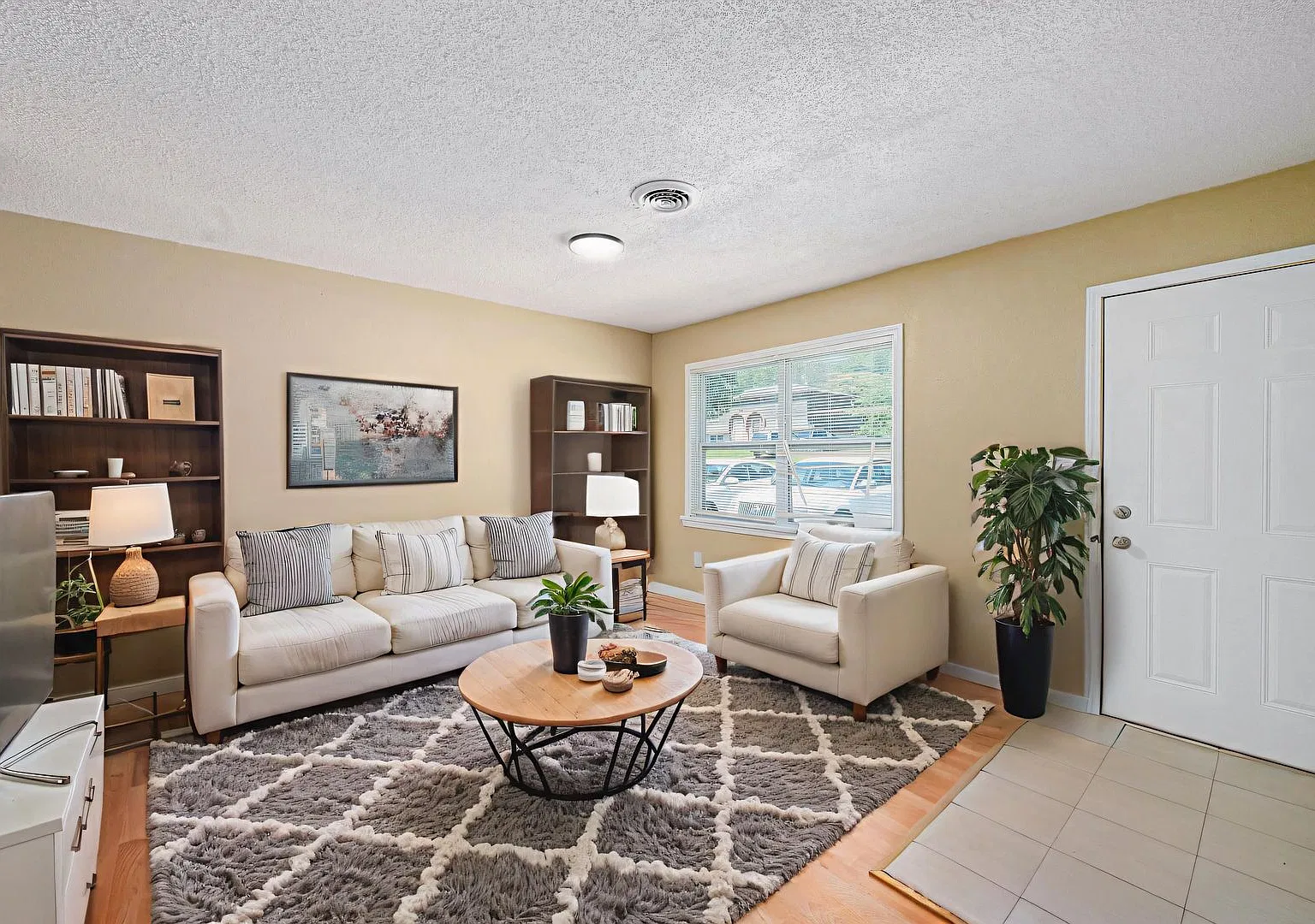 Beautiful 2BR/1BA Duplex in Independence! — Photo 4