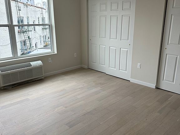5th image of 54 Wall St #10944521