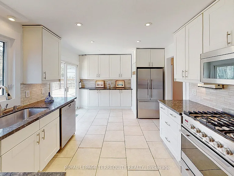 2055 Waters Edge Dr — Photo 5