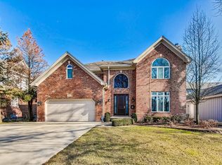 241 Middaugh Rd, Clarendon Hills, IL 60514