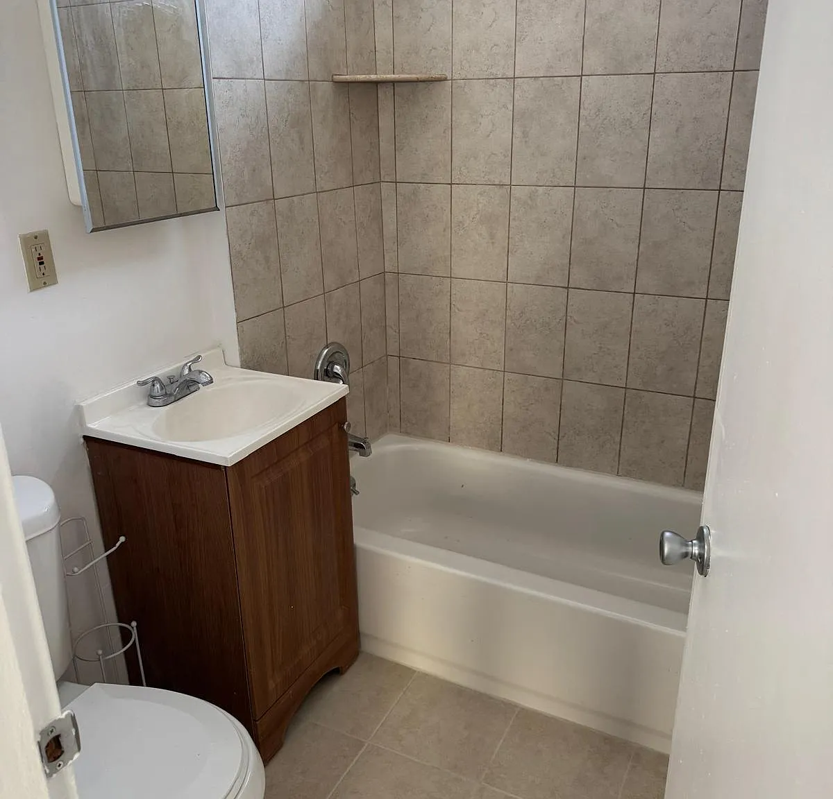 4 bed, 2520 sqft, $2,500 — Photo 3