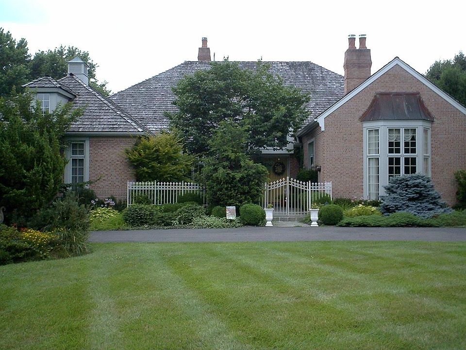 Front of house/yard