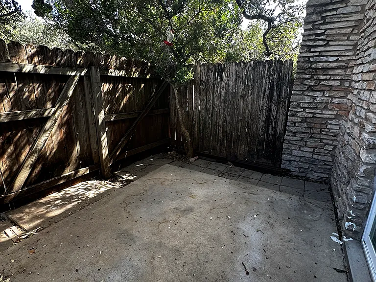 Craddock Ave — Photo 16