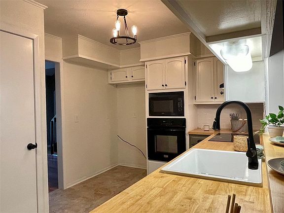 5th image of 100 Castle Oaks Street