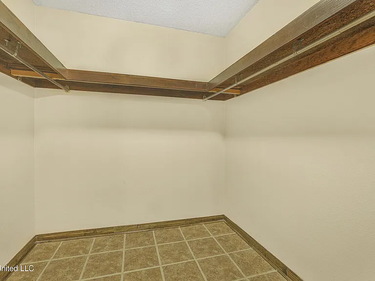 4409 Shadow Wood Cir — Photo 42