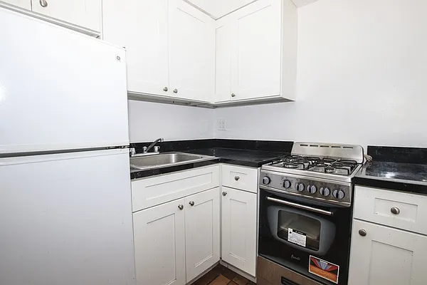 Rented by Avenues Real Estate | media 3