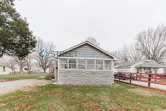 2 bed, 1.0 bath, 851 sqft, $995 — Photo 1