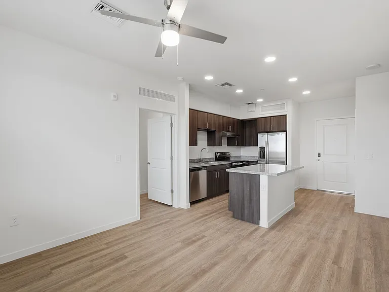 La Victoria Commons — Photo 24