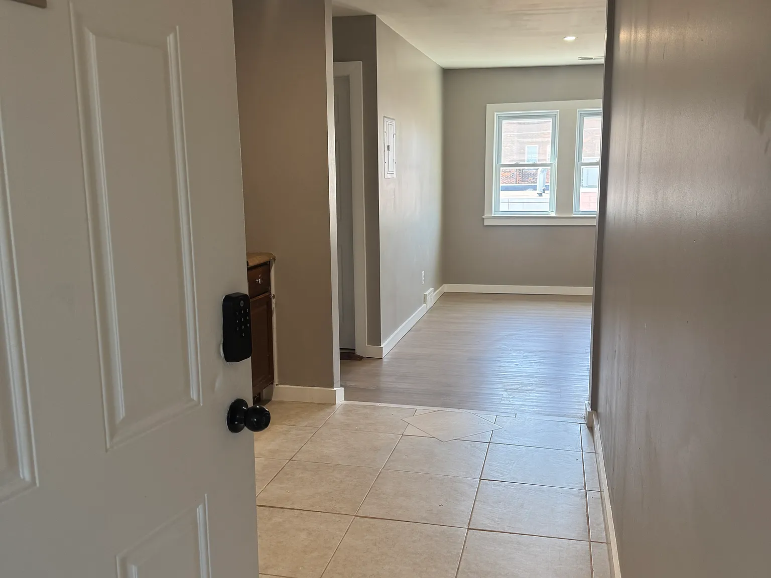 2 bed, 1000 sqft, $1,350 — Photo 2