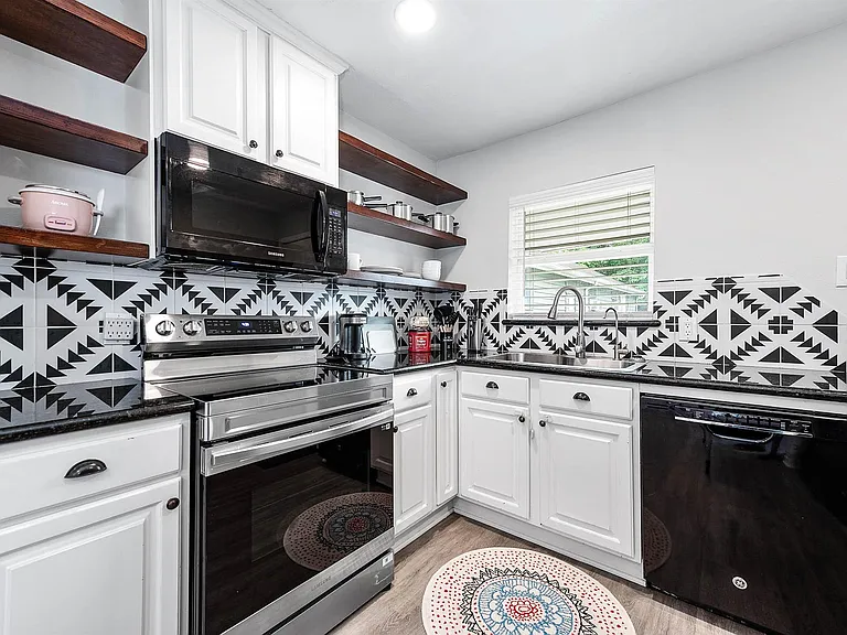 218 Hoffman St — Photo 8