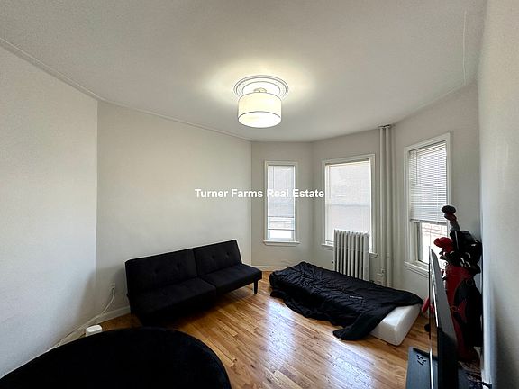 4th image of 157 E Cottage St #1R
