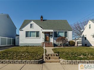 250 Clinton St, Woodbridge, NJ 07095