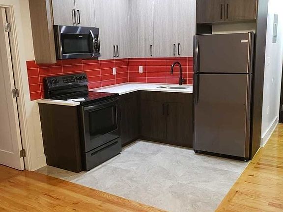 3rd image of 836 Dekalb Ave #105