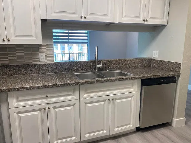 11432 NW 43rd St — Photo 2