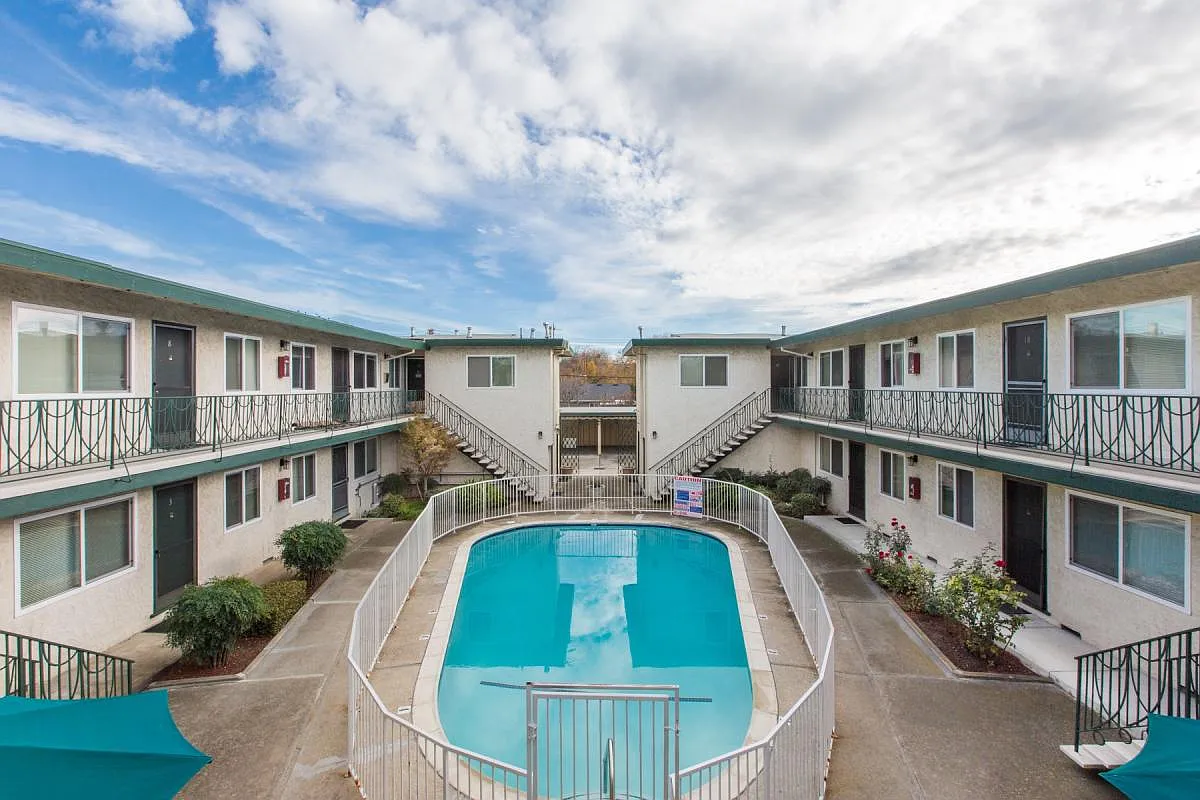 3 bed, 1200 sqft, $4,500 — Photo 3