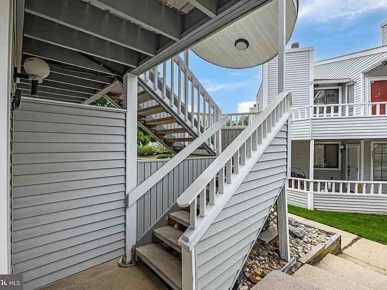 702 Abbey Ct — Photo 3