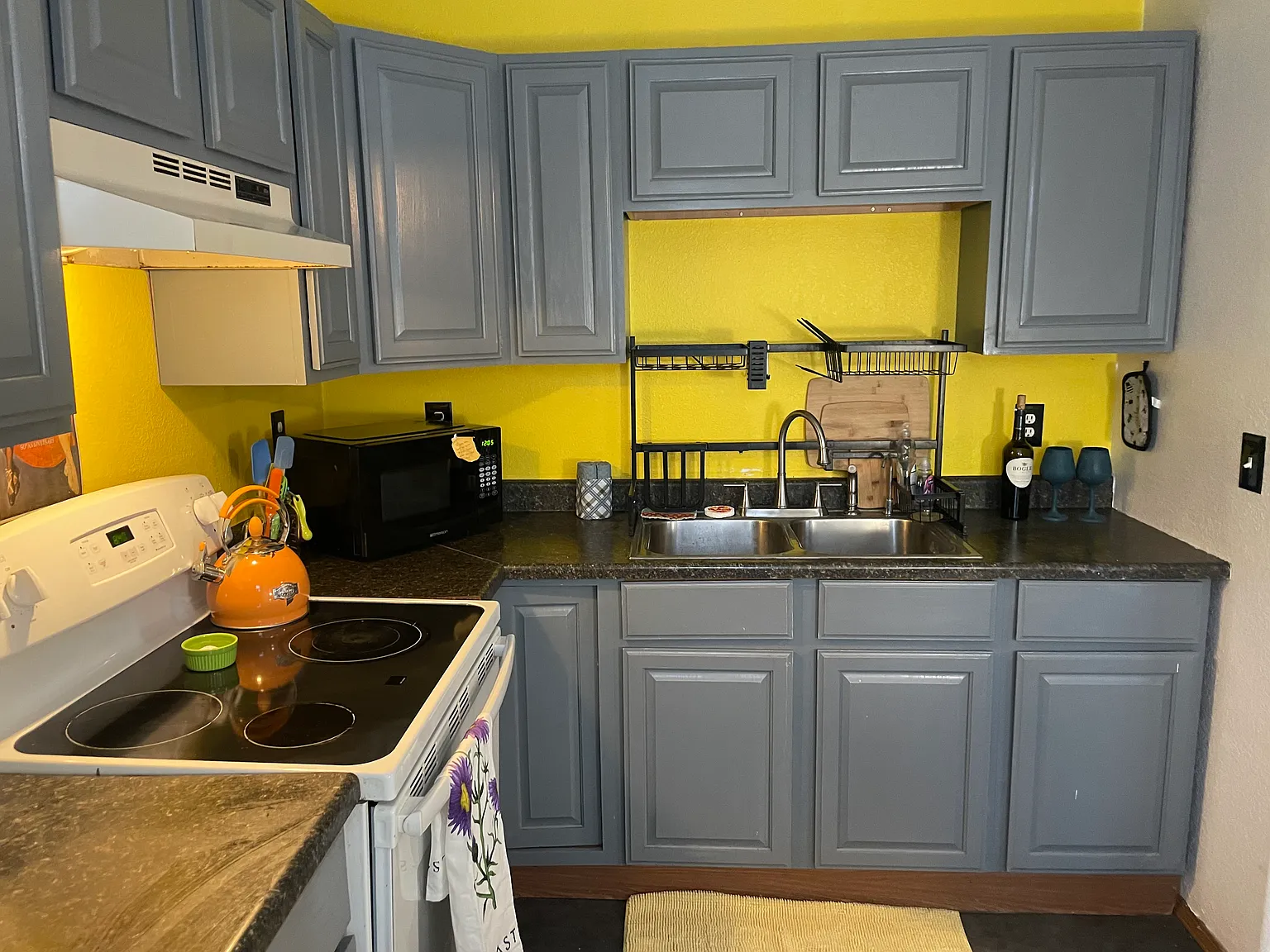 2143 Hilton Ave — Photo 2