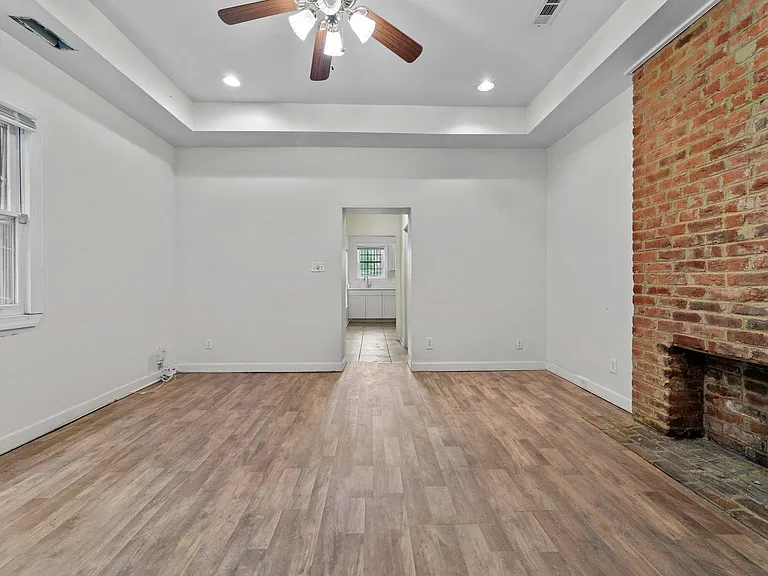 931 W Clay St — Photo 3