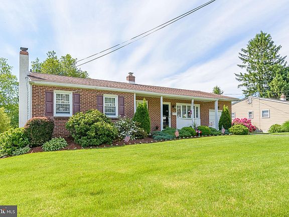 4th image of 2335 Hillside Dr