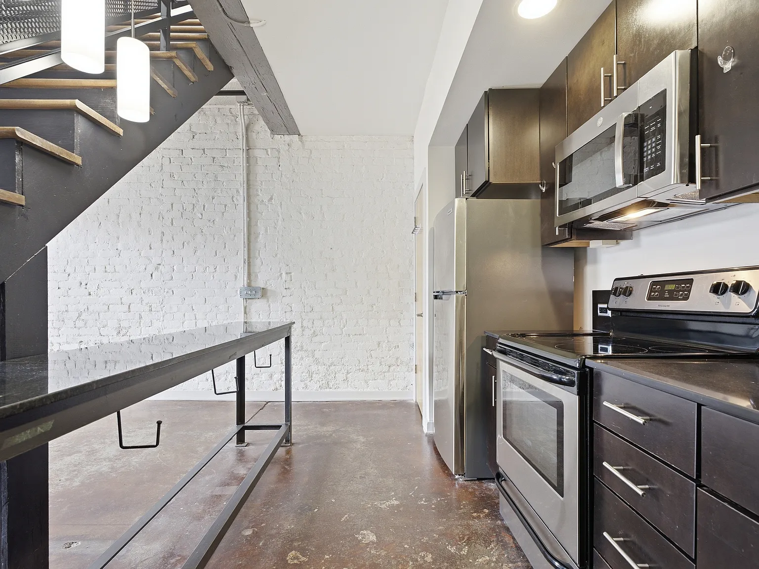 2 bed, 2.5 bath, 987 sqft, $1,650 — Photo 2