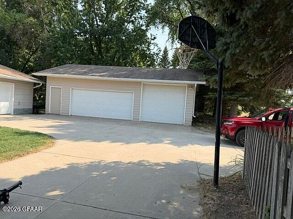 3rd image of 1692 Barrett Ave