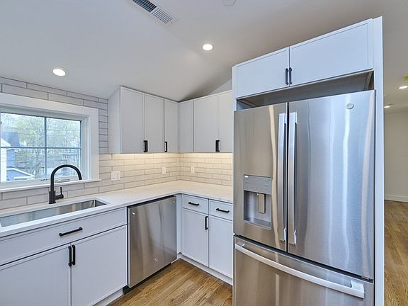 4th image of 59 Wellington St #3