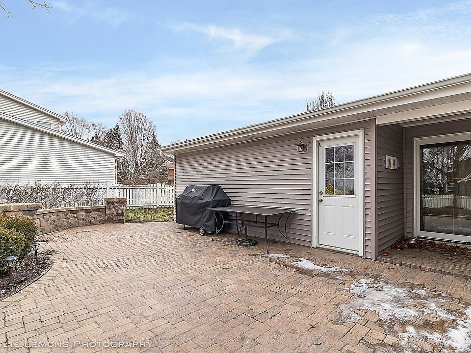 1st image of 23W326 Woodcrest Ct E