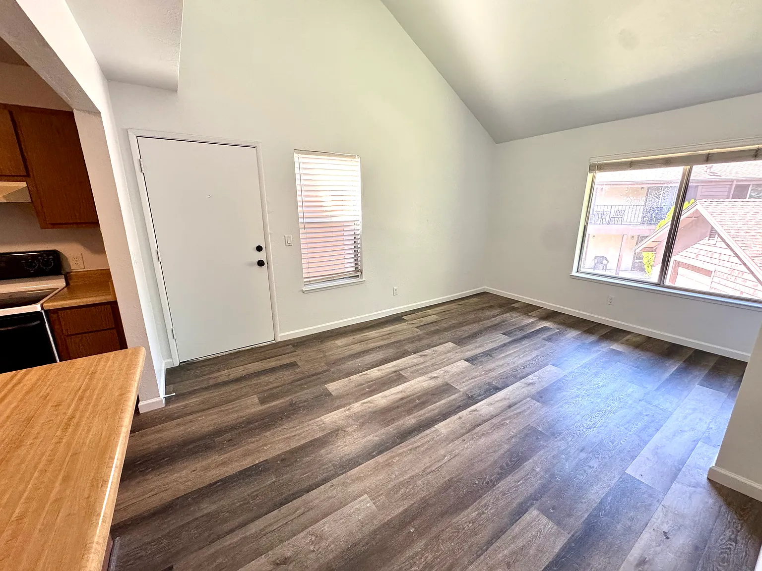 2 bed, 827 sqft, $1,700 — Photo 2