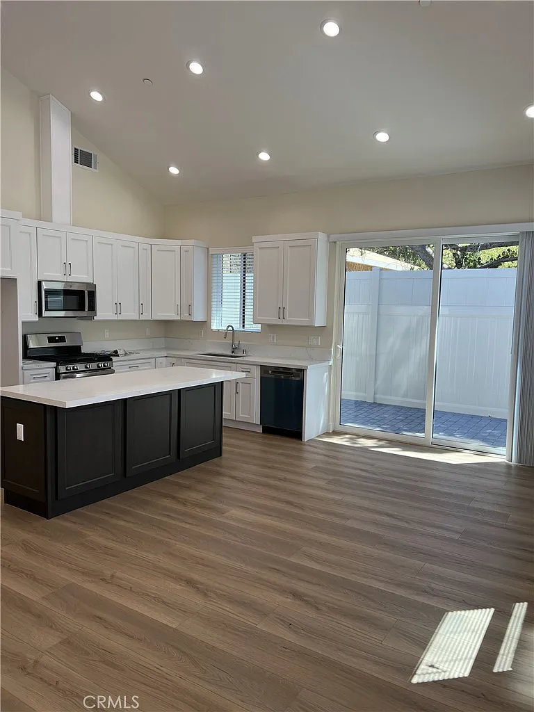 2 bed, 2.5 bath, 1200 sqft, $4,750 — Photo 4