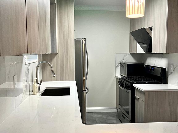 5th image of 221 Clawson St