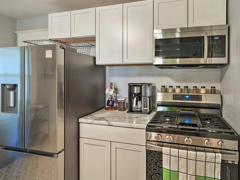 1017 Daniels St NE — Photo 4