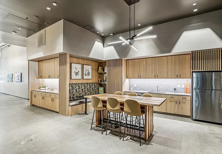 Link Apartments Four12 — Photo 18