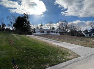 8 Georgetown Rd, Chesterfield, MO 63017