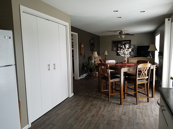 3rd image of 2090 Meadow Dr