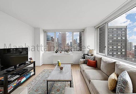 3rd image of 322 W 57th St APT 25B