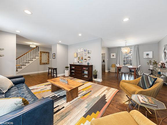 3rd image of 1033 E Viator Ct