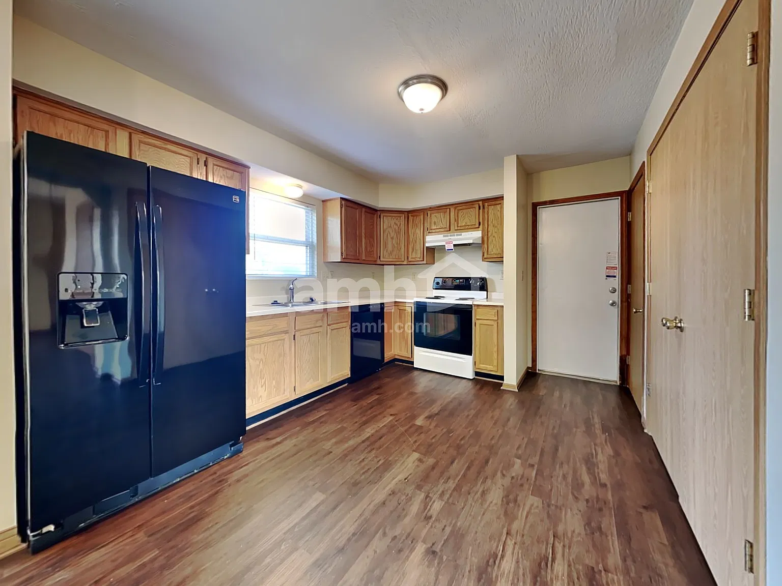 3 bed, 2.5 bath, 1311 sqft, $2,005 — Photo 3