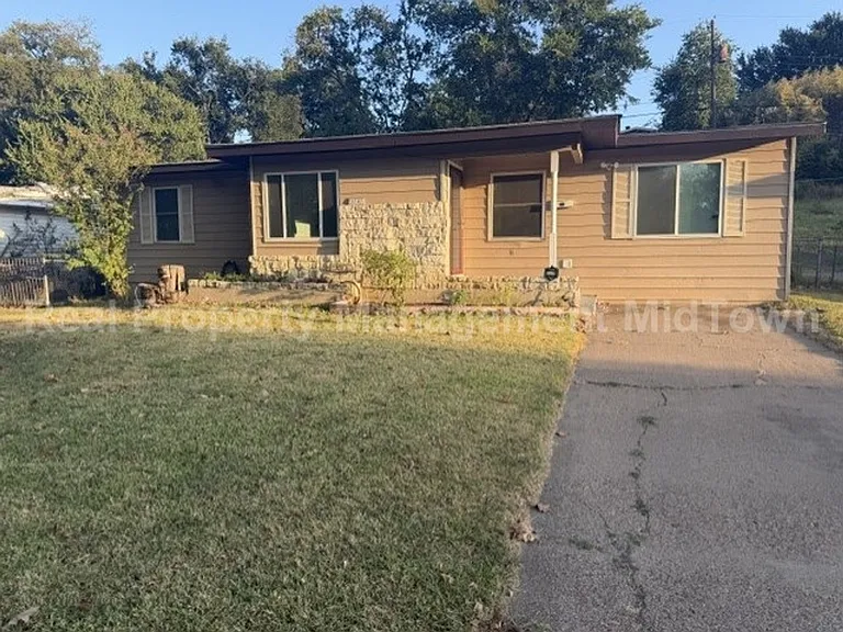 1301 Burleson St — Photo 1